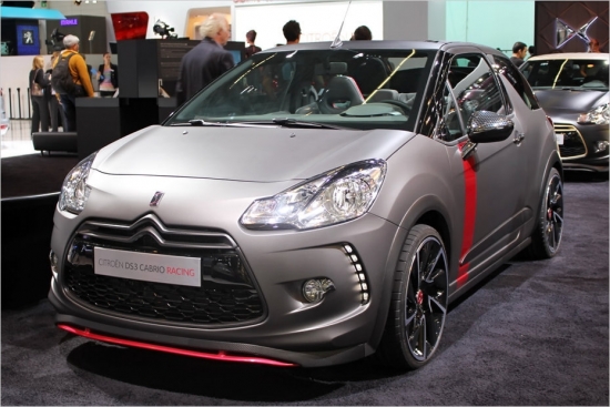 Citroën DS3 Cabrio Racing.
Lai gan pamanīt to grūti, arī kompaktais Citroen ir kabriolets. Tiesa gan – tāpat kā parastajam DS3 Cabrio, atverams ir tikai jumts, bet virsbūves balsti (arī vidējie un aizmugures) paliek savās vietās. Kabrioleta Racing modifikācija aprīkota ar 207 ZS jaudīgu 1,6 litru benzīna motoru. Cena un tirdzniecības starts pagaidām nav zināmi.