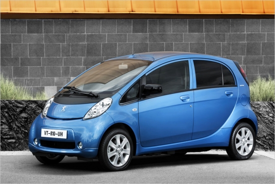 Peugeot iOn ir trešais no Mitsubishi iMiEV tehniskajiem kloniem, kuram tāpat uzstādīts 67 ZS e-motors un akumulatori, kas nodrošina 150 km distanci. Peugeot noteiktā cena – apaļi 35 000 eiro (par 10€ vairāk nekā Mitsubishi).

