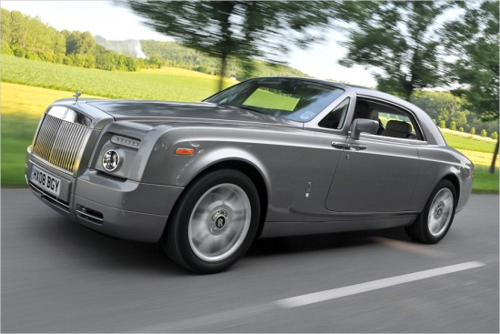 Rolls-Royce Phantom Coupe
V12- benzīna motors
6.749 ccm
460 ZS
Sešpakāpju automātiskā kārba
Aizmugurējo riteņu piedziņa
Vidējais degvielas patēriņš:16,5 litri/100 km
Paātrinājums 0-100 km/h: 5,8 sekundes
Maksimālais ātrums: 250 km/h
433.458 eiro