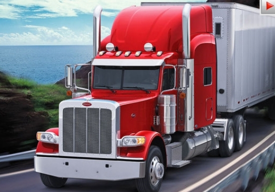 Peterbilt 389 – Holivudas filmu klasika. Zem milzum garā, kantainā deguna atrodas 14,9 litru 590 ZS motors.