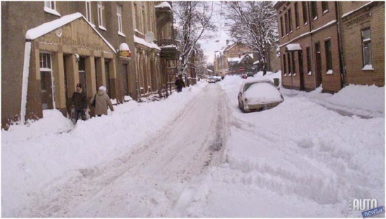 Nometņu iela posmā no Slokas līdz Lapu ielai netika tīrīta visu ziemu. 