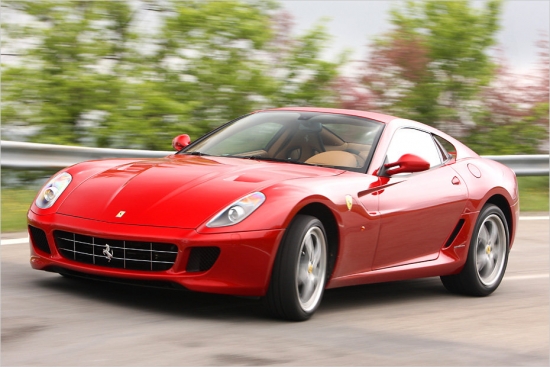 Ferrari 599 GTB Fiorano
V12- benzīna motors
5.999 ccm
620 ZS
Automatizētā sešpakāpju manuālā pārnesumkārba
Aizmugurējo riteņu piedziņa
Vidējais degvielas patēriņš: 17,9 litri/100 km
Paātrinājums 0-100 km/h: 3,7 sekundes
Maksimālais ātrums:: 330 km/h
254.800 eiro