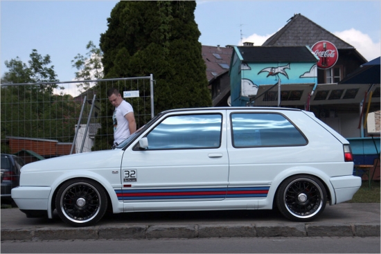 Kā šis Golf II pārkāpis apmalei (skat klīrensu!), netiek paskaidrots