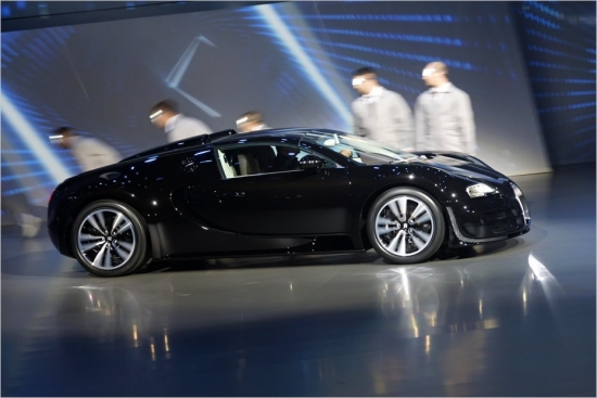 Bugatti Veyron Grand Sport Vitesse. Iepriekš apstiprināts plāns paredz, ka ar motto Les Légendes de Bugatti (Bugatti leģendas) taps seši īpaši modeļi, pieminot tos vārdus, kas nesaraujami saistīti ar leģendārās markas vēsturi. Uz Frankfurti atvests Jean Bugatti – modelis, kas veltīts kompānijas dibinātāja Etores Bugatti vecākajam dēlam. Jean Bugatti vizuālais tēls veidots pēc  vēsturiskāTyp 57SC Atlantic „La Voiture Noire“ (Melnais auto) motīviem.