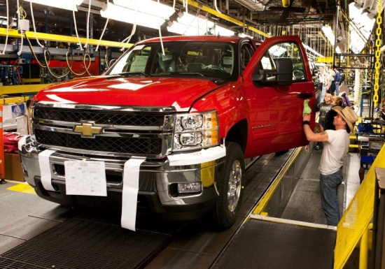 Otrajā vietā Chevrolet Silverado ar 201 446 pārdotiem eksemplāriem. Kopš 2007.gada savā jaunākajā paaudzē iegājušais pikaps, eiropiešuprāt, ir tipisks amerikāņu auto: milzīgs (garums 5,2 m) un rijīgs (15 l/100 km pilsētas ciklā). Bāzes versijā Chevy aprīkots ar 4,3 litru 195 ZS V6. Ražotāja aizstāvībai gan jāpiebilst, ka Silverado nopērkams arī hibrīda modifikācijā.
