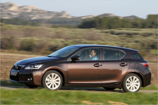 Lexus CT 200h. Lexus hibrīds ekipēts līdzīgi kā Toyota Prius – 1,8 litru 100 ZS benzīna agregāts, kas savienojumā ar elektromotoru spēj sasniegt 136 ZS jaudu. Līdz 2 km attālumu Lexus CT200h var nobraukt ar elektropiedziņu šajā laikā attīstot ātrumu līdz 45 km/h, bet hibrīda režīmā automašīna tērē vidēji 3,8 l/100 km. Kompaktā hibrīda cena – no 28 900 eiro.

