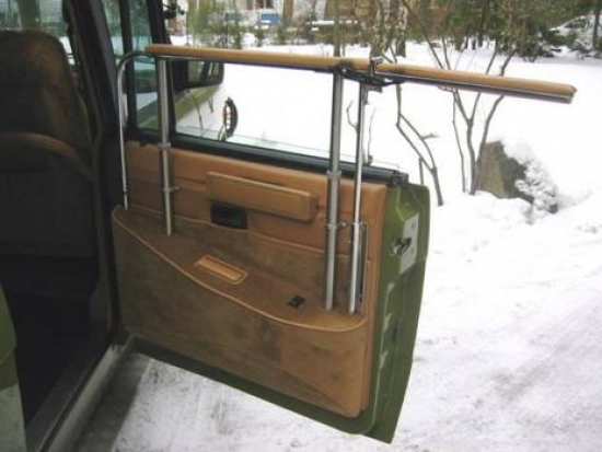 Range Rover aizmugurējo sānu durvju logā tika iebūvēts ieroču turētājs