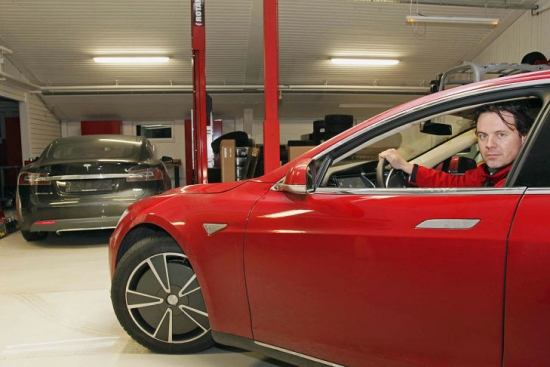 Lai pārliecinātos, vai elektromobili piemēroti arī garākiem un tāliem pārbraucieniem, Autobild žurnālisti veica 903 km garo ceļojumu no Amsterdamas līdz Minhenei.