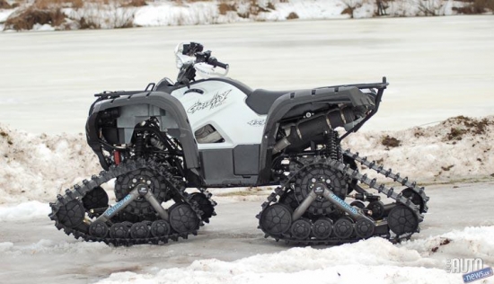 „Yamaha Grizzly 700 FI Special Edition”, kurš aprīkots ar kāpurķēdēm.

