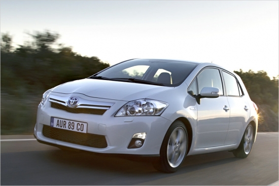 Toyota Auris 1.8 Hybrid 1,8 litru benzīna motors kopā ar e-motoru rada 136 zirgspēkus, kuru pietiek, lai kompaktais hečbeks varētu sasniegt 180 km/h maksimālo ātrumu un sprinta distanci veikt 11,4 sekundēs. 100 km distancei Auris pietiek ar 3,8 litriem, bet dīleru centros Toyota hibrīda hečbeks maksā no 22 500 eiro. 

