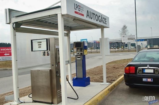 04.04.2011. SIA „Latvijas propāna gāze”, kura pazīstama ar visplašāko autogāzes uzpildes tīklu Latvijā, atvērusi pirmo pašapkalpošanās gāzes uzpildes staciju, kur autobraucēji paši saviem spēkiem var uzpildīt savu auto un maksā par degvielu mazāk. 