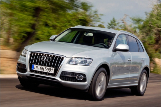 Audi Q5 hybrid quattro S tronic. Audi pirmais hibrīdautomobilis radīts uz krosovera Q5 bāzes. Tas aprīkots ar hibrīdkompleksu, kas sastāv no 2 litru TFSI (211 ZS) benzīna dzinēja un 40 kilovatu elektromotora (54 ZS), kas rada kopējo jaudu 245 ZS. No vietas līdz simtam Q5 hibrīds paātrinās 7,1 sekundē, bet maksimālais ātrums ir 225 km/h. Krosovera degvielas patēriņš ir 6,9 litri, bet cena – 53 700 eiro. Parastais Audi Q5 quattro S tronic maksā 43 900 eiro.
