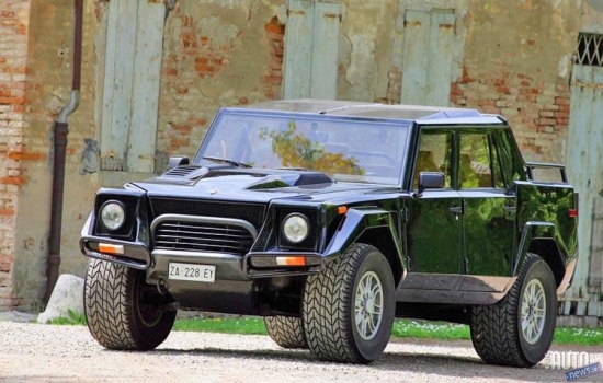 1986. gadā sāka sērijveidā producēt megadžipu „Lamborghini LM 002” (LM nozīmē Lamborghini Military), taču nevienas valsts armijas bruņojumā to nepieņēma, un tas atnesa vienus vienīgus zaudējumus, līdz gandrīz izputināja slaveno firmu. Feručio Lambordžini par katru cenu vēlējās uzvarēt konkursā par džipu piegādi ASV armijai, un pat tad, kad Kalifornijas smiltīs baisā izskata „Lamborghini Cheetah” redzami zaudēja nākamā uzvarētāja „Hummer” priekštecim, viņš akli uzskatīja, ka amerikāņi vienkārši šmaucas. 