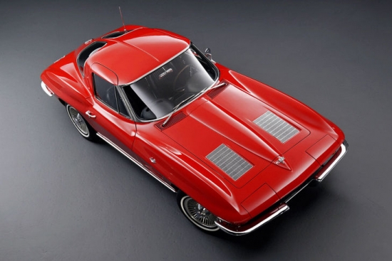 1963.gadā startēja otrā un laikam jau visslavenākā Corvette paaudze C2. Modelis, ko pazīstam ar papildinājumu Sting Ray nosaukumā, vispirms ieradās kā kupejas modifikācija. 