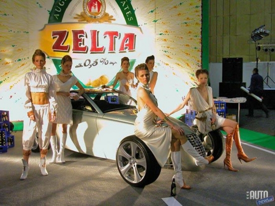 Latvijas publika ar Koenigsegg veikumu pirmoreiz saskārās 2004.gada Rīgas Starptautiskajā autošovā, kur par vienu no tā zvaigznēm kļuva Koenigsegg Caresto T6 Roadster ar spožo nerūsējošā tērauda virsbūvi. 