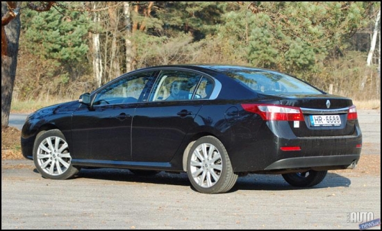 „Latitude” ir izcili labi aprīkots biznesa klases automobilis, kas paredzēts džentlmenim labākajos gados. Jauneklīgam, sportiskas braukšanas entuziastam, iespējams, šis auto liksies kūtrs un garlaicīgs. Stūre viegla un atsvešināta, automātiskā kārba darbojas ar nelielu aizturi, piekare diezgan mīksta. 