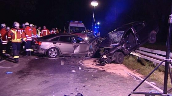 Veicot pārgalvīgu apdzīšanas manevru, Audi A6 izraisīja frontālu sadursmi ar VW Passat