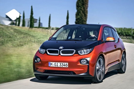 29.07 Ņujorkā, Londonā un Pekinā notikusi jau iepriekš plānotā BMW elektromobiļa i3 prezentācija, kuras laikā atklātas automobiļa cenas, attēli un tehniskie dati.