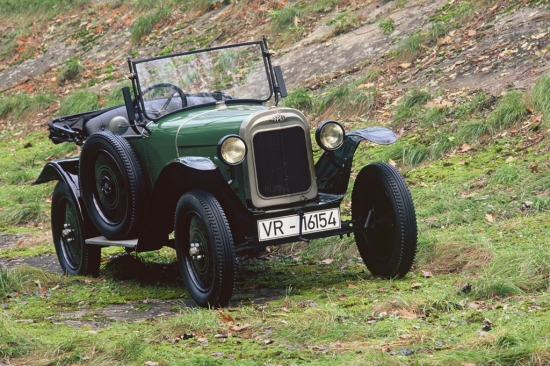Leģendārais Opel 4/12 ZS, tautā dēvēts par koku vardi (Laubfrosch)