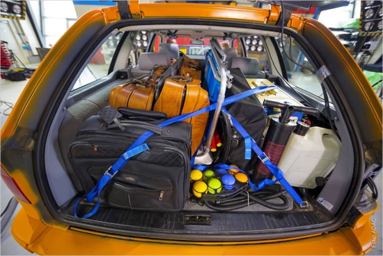 ADAC speciālisti rekomendē smagākos priekšmetus novietot uz bagāžnieka grīdas iespējami tuvāk aizmugures sēdekļu atzveltnēm, fiksējot tos ar speciālām jostām un stiprinājumiem.