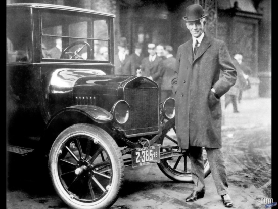 Henrijs Fords."Ford Motor Company" tika nodibināta 1903. gadā, bet pašam Henrijam sākumā tajā piederēja neliela daļa – vēl bija 11 citi kompanjoni. 