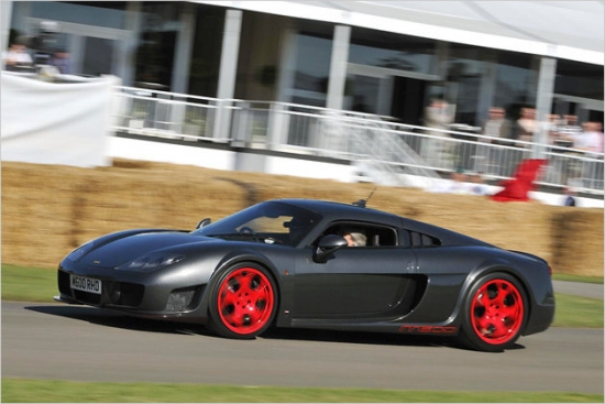 Melns ar sarkaniem diskiem-britu superauto Noble M600